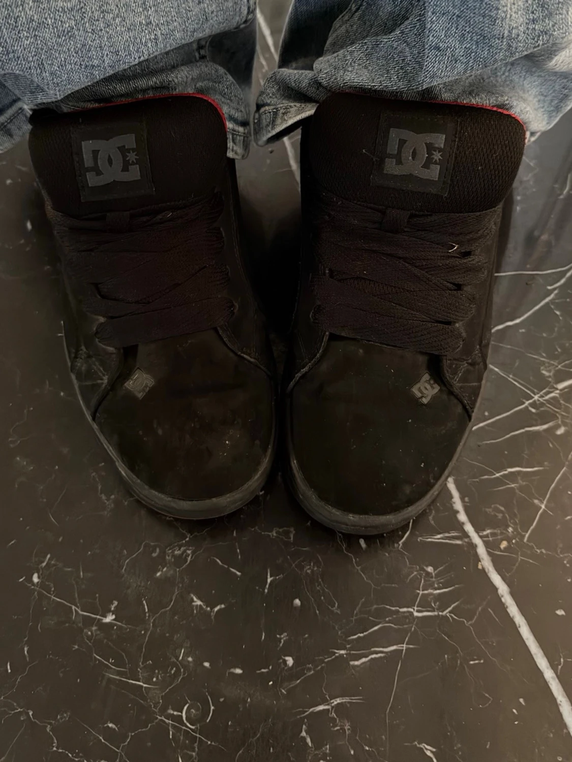 Svarta DC sneakers med röd detalj