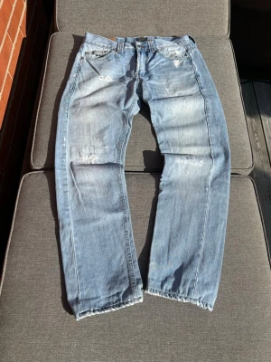 Dondup jeans - Snygga dondup jeans med trevliga slitningar och najs färg. Vet inte så mycket om dem men skule säga att de passade mig som relaxed jeans. Men somsagt vet inte modellen. Storlek: står 32 men kan skicka mått om ni skulle behöva. Hör gärna av er om ni har några frågor!