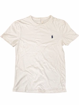 Ralph Lauren vit T-shirt  - 🤍 Klassisk vit T-shirt från Polo Ralph Lauren med den ikoniska broderade Pony-loggan i mörkblått på bröstet.  ✨ Stilren och tidlös modell som passar perfekt till jeans, shorts eller under en overshirt. Enkel clean/preppy look som är lätt att matcha.  👕 Färg: Vit 🔵 Mörkblå broderad Pony-logo 📏 Storlek: skriv storleken här ✨ Skick: fint begagnat skick – se bilder 📦 Skickas snabbt och välpaketerat  💸 Kolla gärna min profil! Har fler märkesplagg, jeans, tröjor och andra plagg ute. 