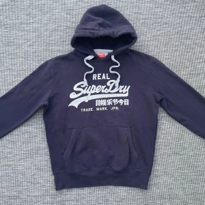 Vintage superdry hoodie - Säljer nu denna riktigt feta vintage superdry hoodie!🙌 Skick: 8.5/10🌟(trycket är lite sprucket) Storlek: L🤝 Hör gärna av er vid frågor eller funderingar!🤗