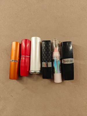 Mixade läppstift i olika färger - Säljer ett set med sex olika läppstift. Färgerna varierar från orange, röd, rosa. 