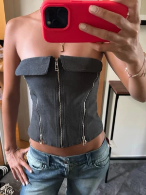 Festtopp - Säljer den här super coola tubtoppen från Zara! Den kommer tyvärr inte till användning längre☺️
