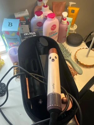 Dyson Airwrap hårstyler med tillbehör - Säljer min ÄKTA älskade Dyson Airwrap Multistyler i superbra skick och fungerar som ny! Säljer pga att den ej kommer till användning lika mycket längre🥹🥹 Kommer med alla tillbehör, rengörning, alla förpackningar och boxen till❤️ skriv för frågor eller bilder🥰 KÖPT JULEN 2025!!!