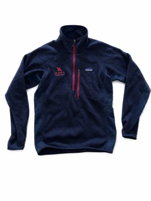 Patagonia fleece half zip - Patagonia Performance Better Sweater fleece i mörkblå/navy, herr S. Snygg half zip-modell med röda kontrastdragkedjor, Patagonia-logga och bröstficka med zip. 100% polyester, Made in Thailand. Broderad “VB North & Capernaum”-logga på bröstet. Perfekt för vardag, outdoor, hiking eller som midlayer. Bra skick enligt bilder. Style 25980. Mått skickas gärna. Bud välkomnas & snabb frakt 📦