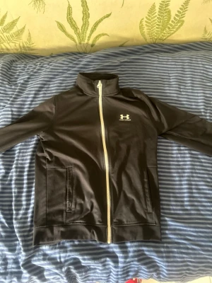 Under Armour zip - Svart under armour zip från deras hemsidan, den är lite använd men inga synliga skador. Perfekt nu när det börjar bli lite kallare ute 🥶❄️