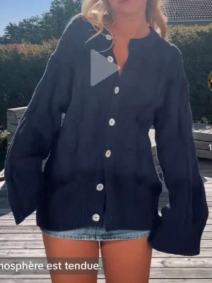 Mörkblå oversized kofta med knappar - Säljer denna virala koftan från gina som inte går att få tag på mer. Sparsamt använt! 