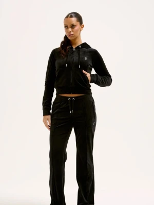 Svart velour loungewear-set - 3st Mysiga  loungewear-set i mjuk velour med zip-hoodie och matchande byxor. Hoodien har dragsko och fickor, byxorna har resår i midjan och dragsko för bästa passform. Liten logga på bröstet. Alla är äkta och i bra skick. 3 st dressar för 1800