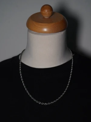 Silver Cuban Chain 4 mm / 50 cm ✨ Rostfritt stål - Silverfärgad Cuban Chain i rostfritt stål ✨  Snygg kedja som glittrar och reflekterar ljuset riktigt fint. Enkel att matcha och passar både till vardags och en mer uppklädd outfit.  • 4 mm bred • 50 cm lång • Rostfritt stål • Silverfärgad • Svart fancy smyckespåse ingår 🎁  En riktigt clean kedja som sticker ut utan att bli för mycket. 🖤visit shop: nordicjewelry.shop