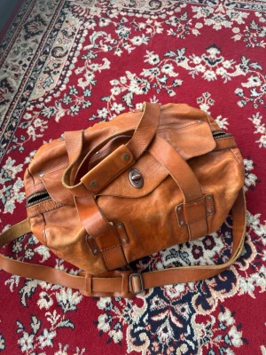 NN07 weekendbag  - Riktigt fin NN07 weekendbag. Lädret har fått fin patina och har många år kvar av användning.