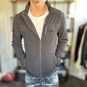 Oscar jacobson field jacket - Mycket fint skick, inga defekter. Nypris ca 3000kr. Passar dig som är 170-180cm ungefär. Modellen är 185 cm, 75 kg. Alltid billigare pris vid köp av flera varor‼️🙌Svarar alltid på frågor eller funderingar!  