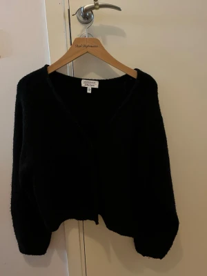 Svart cardigan från & Other Stories - Svart stickad cardigan från & Other Stories som är köpt för ett tag sedan, men inte använd mycket. 