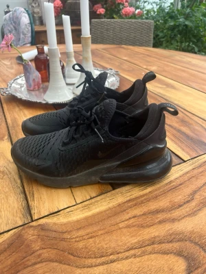 Svarta Nike Air Max 270 sneakers - Säljer ett par helsvarta Nike Air Max 270 i bra skick, storlek 39