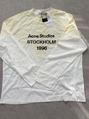 Vit långärmad t-shirt Acne Studios - Vit långärmad från Acne studios i storlek M/S, passar dig som är 178-188 cm. Priset går att diskutera.
