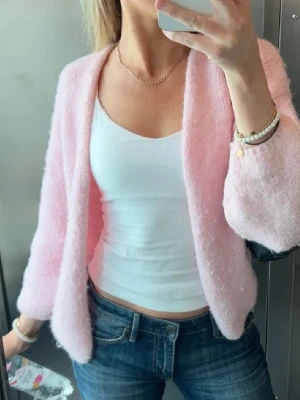 Ljusrosa fluffig kofta - BUDA!!! Supermjuk och fluffig ljusrosa kofta med öppen front och avslappnad passform. Säljer då den användes ej längre. Bra skick. Super mysig. 