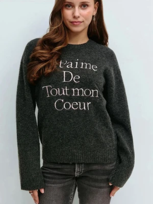 Mörkgrå stickad tröja med text - Mysig mörkgrå stickad tröja med rund hals och broderad text i vitt och rosa på framsidan: 'Je t’aime de tout mon coeur'. Tröjan har långa ärmar och ribbade muddar vid ärmslut och nederkant. Perfekt för kalla dagar.
