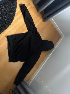 Svart jagka från Stone Island - Säljer en svart jacka från Stone Island med klassisk huva och långa ärmar. Jackan har en enkel och clean design.  Skriv vid funderingar, pris kan diskuteras 