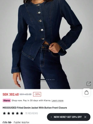 Mörkblå denimskjorta med knappar/ Helt ny, med prislappen kvar! - Trendig mörkblå skjorta i denim med markerad midja och stora silvriga knappar framtill. Skjortan har lång ärm och en figurnära passform som ger en snygg siluett. Perfekt för dig som gillar en stilren och modern look.       Helt ny,  med prislappen kvar!        