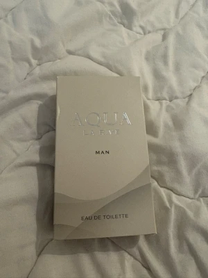 AQUA LA RIVE Man Eau de Toilette - Fräsch Eau de Toilette för män från LA RIVE. Flaskan är frostad och genomskinlig med silverfärgat lock och svart text. Volymen är 90 ml. Doften har en modern och stilren känsla, perfekt för dig som gillar lätta och fräscha parfymer. Säljs för 180kr