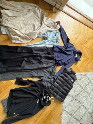 Snygga märkes kläder  - Hej, säljer väldigt billiga kläder för otroligt bra skick. Polo Ralph lauren skick 10/10 ingen tecken på användning 279 kr. Boss skick 9,5/10 eller ingen tacken på användning 249 kr. Les Deux byxor skick 10/10 användt 5 gånger pris 329 kr. Undrar ni över något om storlek eller något annat är det bara att höra av er ! 