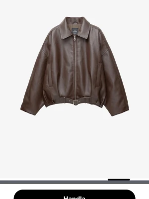 Pull and bear jacka  - Jättefin brun jacka från Pull and bear. Använd en gång bara. Inga defekter!! Storlek xs men passar även S ❤️ oversize i modellen