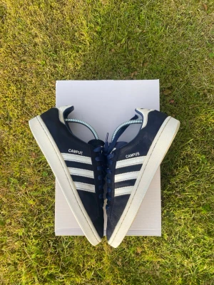 Adidas Campus 00 Storlek 40,5 - Storelk 40,5 men passar även till 41!  Dem är använda men väldigt sparsamt, fint skick fins bara en minimal fläck (se bilder)  💭Skicka meddelande om du har frågor! Försöker svara så snabbt jag kan. 🚛Skickar inom 24H! ✅Pris kan diskuteras!  Sökord:  Campus, skor, baseball skor, baseball, mode, sko, Adidas, adidas campus 00,  #adidas #adidascampus00 #baseboll #skor