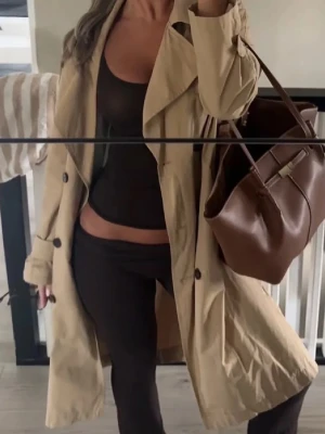 Beige klassisk trenchcoat - Bra skick. Köparen står för frakten 
