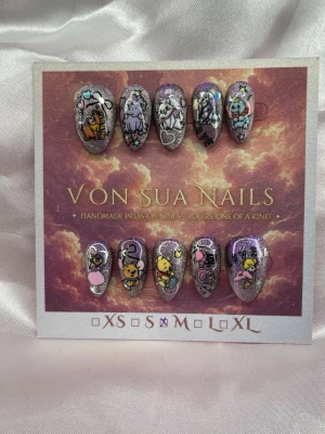 OnceUpon (M);Short Almond;Curved - Handgjorda unika press-on naglar med lila cateye glitterbas och söta tecknade figurer som Nalle Puh, Tiger och Ior. Naglarna har en kort kurvad mandelform och dekoreras med hjärtan, stjärnor och textdetaljer. Perfekt för dig som vill ha en lekfull och unik nagelstil.M: 16 mm, 12 mm, 12,5 mm, 11,5 mm, 10 mm