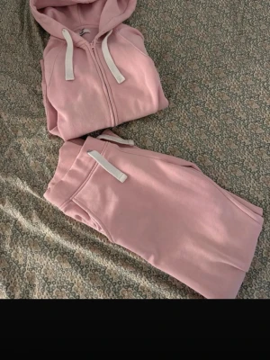 Ljusrosa mjukisbyxor med dragsko - Säljer mitt rosa russemerch sett, använt max 2 ggr. Jättefint skick!. Säljer för att de inte används.