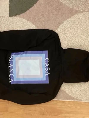 Casa Bianca hoodie - Säljer denna riktigt feta blanca hoodie som är hyfsat tunn helt ny med lapapr