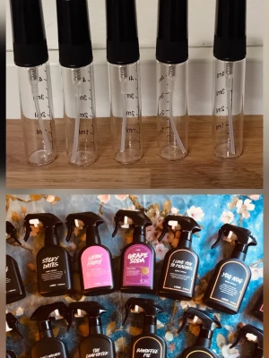Lush splitpaket  - 5 stycken 5 ml glasdekanter med spray 🔅Välj bland dessa dofter🍭Snowfairy🍌Banoffee pie🍿Let the good times roll 🍇Grape soda 🍑Love you to peaches🔅Sex bomb 🍪Yog nog 🍓Strawberry feels forever 🥛Milky bath 🫐The comforter 🥑Avocado co-wash 🍬Sticky dates 