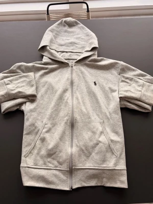 Polo Ralph Lauren Zip-Hoodie - Grå - Grå Zip-Up hoodie från Polo Ralph Lauren. Väldigt bekväm. Står S fast passar mer som S-M