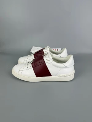 Valentino Open Sneaker Red | 41 - Röda Valentino-sneakers i mycket gott skick. Storlek 41, dammförvaringspåse och kort medföljer.
