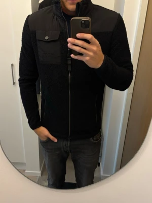Supersnygg snoot fleece jacka M - Supersnygg svart populär och eftertraktad snoot fleece jacka i storlek S. Grym passform och jättefin på perfekt nu till hösten. Jättebra topp skick och väldigt prisvärd! 