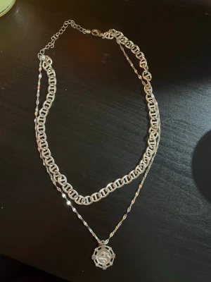 Halsband  - Säljer ett två - i - ett halsband, två kedjor i ett halsband 
