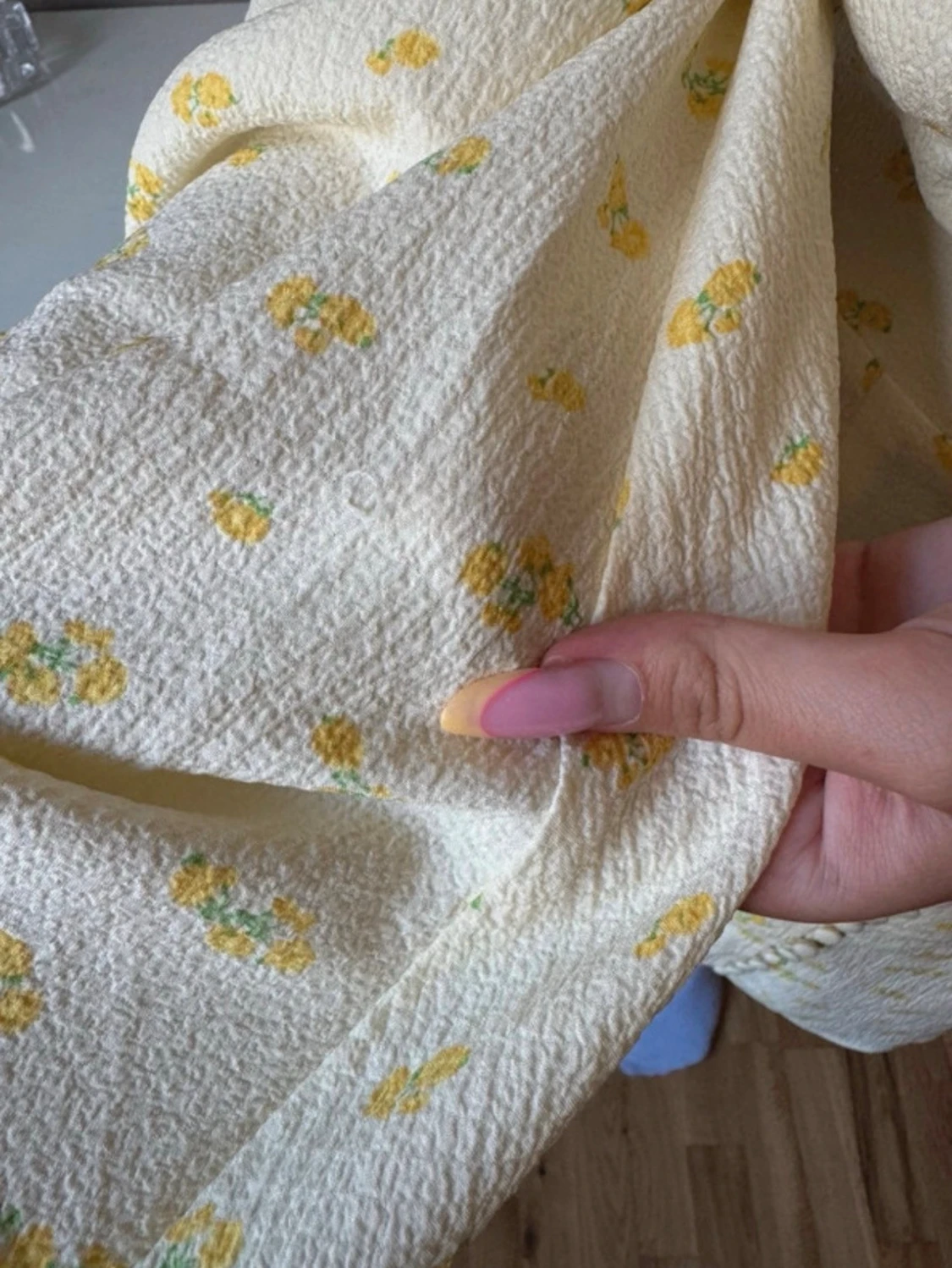 Gulblommig kort klänning med puffärm - 1