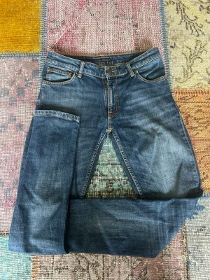Nudie - Säljer ett par ruggigt snygga jeans från Nudie med en väldigt fin tvätt i en modell som jag inte är helt säker på, W29 L32. Innerben-76cm, benöppning-15cm, midja-38cm. Tveka inte på att höra av dig vid frågor🙌