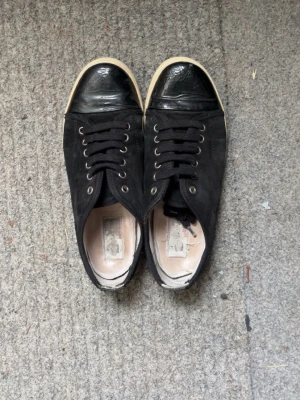 Svarta skor från lanvin - Snygga skor från lanvin med glansig tå. Storlek 38, hör av er vid minsta fundering. Priset kan diskuteras🙌🏻