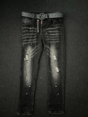 Svarta slitna jeans med bälte - Snygga dsquard2 byxor köper du denna så för du med bältet på köpet