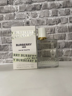 Burberry Her Eau de Toilette 30 ml - Burberry Her Eau de Toilette 30ml  Se bilder för mängd kvar och noter och batchkod. Köpt på flaconi. Förvarad mörkt och svalt  inköpt juni 2026 endast test sprayad. 