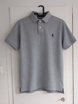 Polo Ralph Lauren piké - Tjena! Jag säljer en riktigt snygg Ralph Lauren piké! Den är i mycket bra skick och har inga fläckar eller skador☺️ Den är självklart äkta✅ Skicka om du har några frågor😁