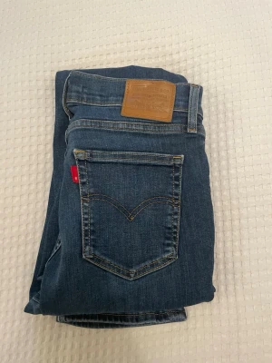 Levis Jeans 28 - Feta Levis jeans i storlek 28. Byxorna har ett hål vid höger framficka, annars i mycket fint skick! Hör av dig om du har några frågor!🤩