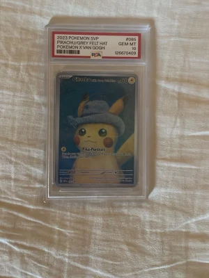 Pokémonkort - Obs ej orginal de är ett costum gjort kort. Unikt Pokémonkort med Pikachu i grå filt-hatt från samarbetet Pokémon x Van Gogh. Kortet är graderat av PSA och ligger i skyddande plast. Perfekt för samlare som gillar specialutgåvor och konstinspirerade kort.