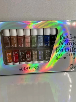 Depend nagellack set 15 färger - Snyggt set med 15 minilack från Depend i olika färger som beige, rosa, grön, blå, svart, röd, orange och lila. Perfekt för dig som vill ha många valmöjligheter till naglarna. Kommer i en holografisk presentförpackning med vita korkar. Helt oanvänd en present som ej gick hem. Plomberad dessutom!