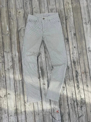 Randiga jeans med slits - Brun och beige randiga jeans med slits nertill. Skitcoola som passar till det mesta. Str 38, men passar även 34-36.