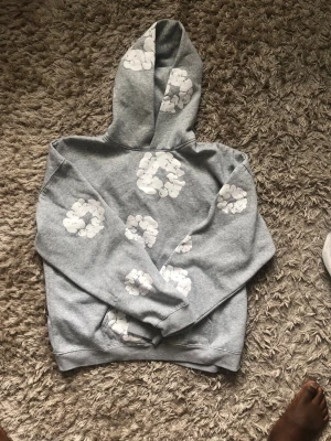 Äkta Chrome Hearts Grey Hoodie – Grey/White – Stylish Streetwear - Äkta Snygg och Elegant grå Chrome Hearts hoodie med vita detaljer och unikt mönster över hela hoodien. Stilren och exklusiv streetwear-look som passar perfekt till både vardagsoutfits och en mer oversized stil. 📌 Färg: Grå / Vit 📌 Modell: Hoodie med huva 📌 Stil: Streetwear / Y2K 📌 Skick: Fint skick , Äkta och oanvänd 📌 Storlek: M Hör gärna av dig vid frågor! 😊