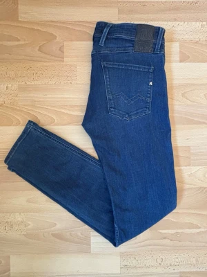 Replay Jeans Anbass  - 📏 Storlek: W32 / L34 ✅ Bra skick 📦 Skickas snabbt Måtten är följande: Längd: 104cm Midja: 43cm Hör gärna av dig om du har frågor eller vill ha fler bilder!