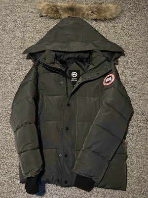 Grå canadaa goose Wyndham - En Canada goose Wyndham (rep) i grå som jag inte använt någon gång så den är helt oanvänd. Skriv för mer information eller bilder!!