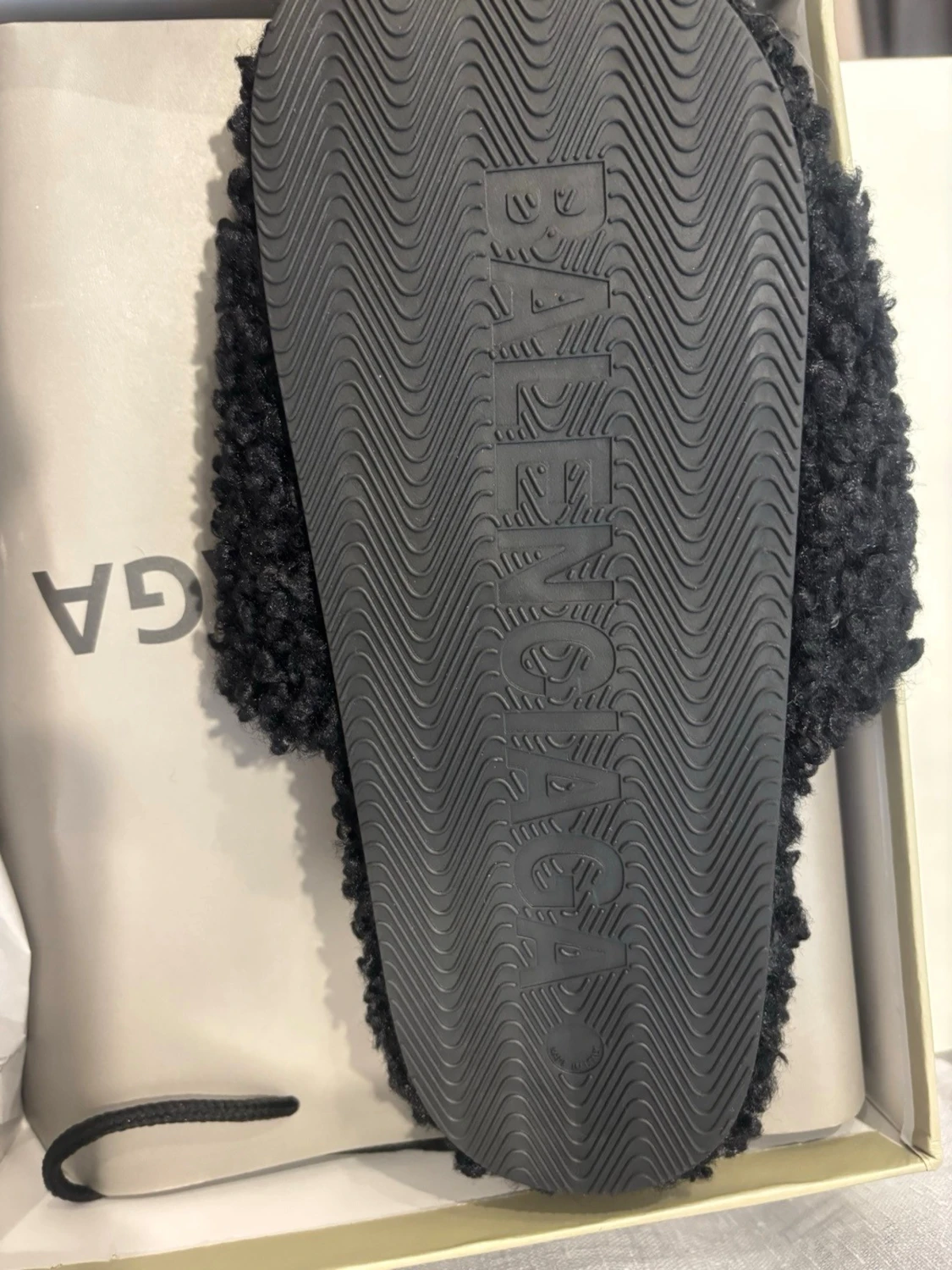 Svarta fluffiga tofflor  - 4
