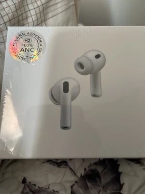 Trådlösa vita in-ear hörlurar - Säljer ett par trådlösa vita in-ear hörlurar med silikontoppar och magnetiskt laddningsetui. Hörlurarna har stilren design och kompakt form, perfekta för musik och samtal på språng. Levereras i originalförpackning med ANC och H2-chip.