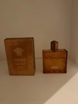 Versace Eros najim  - Versace eros najim, ungefär 60/70ml kvar i flaskan. Väldigt god doft, säljer av då jag har för mycket parfymer. Det är en 100ml flaska. Batch kod på bild, doftnoter på bild ovan. Pruta gärna